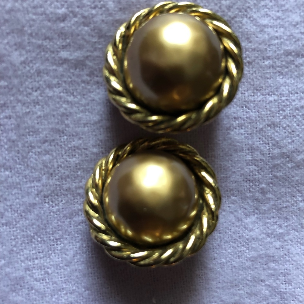 Vintage - 1980s Carolee brushed gold  pearl clip on Earrings